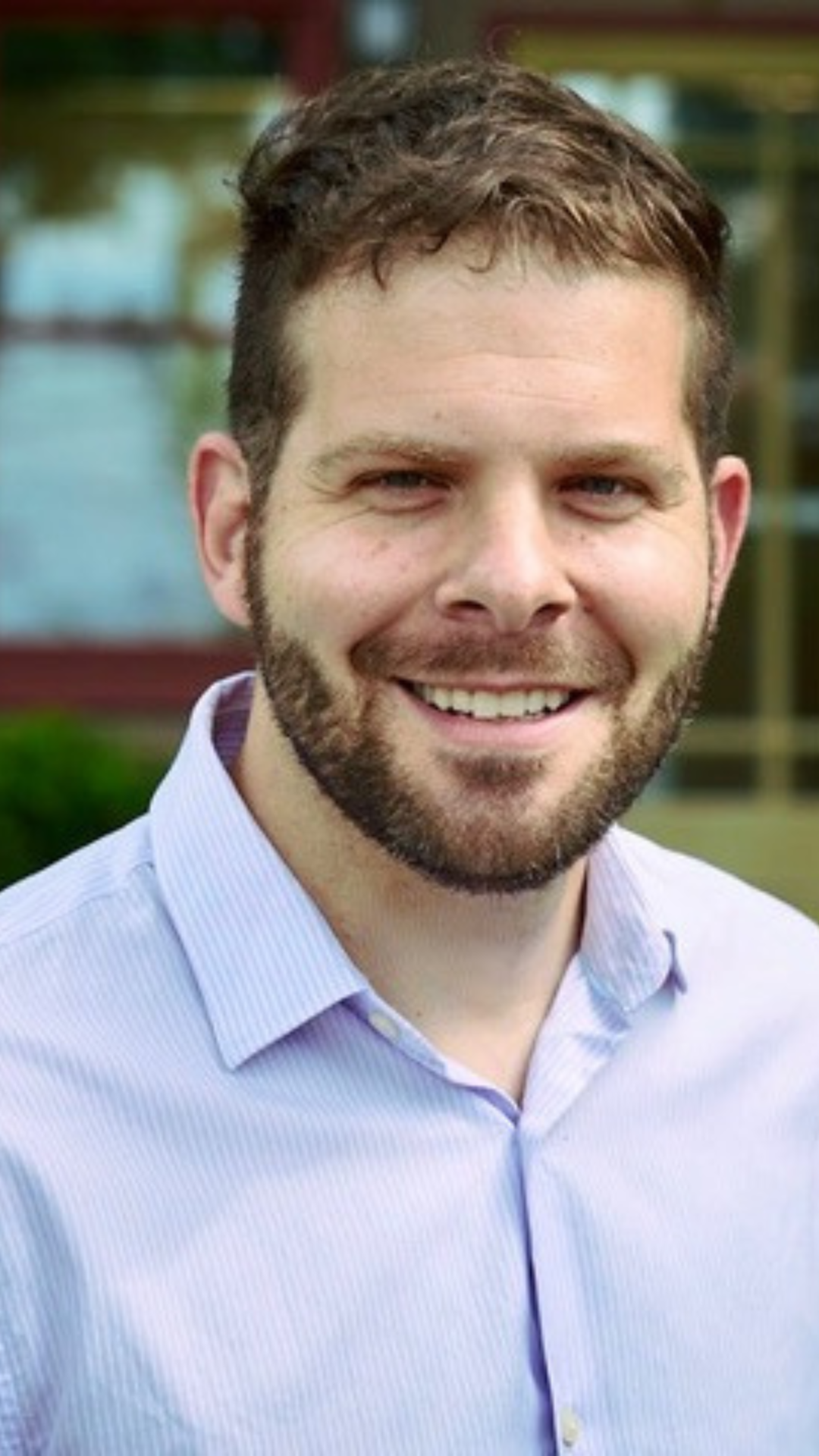 Lee Economy headshot
