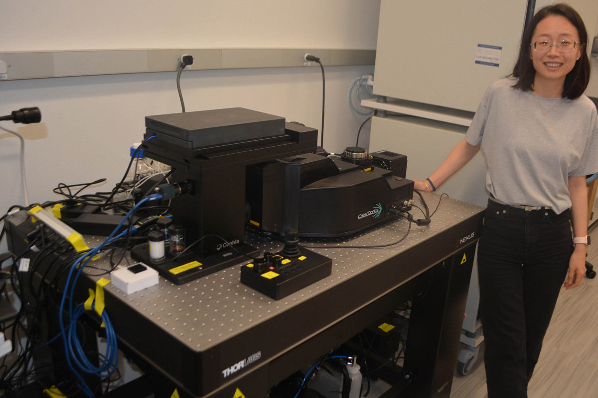 Hailing Shi with microscope.