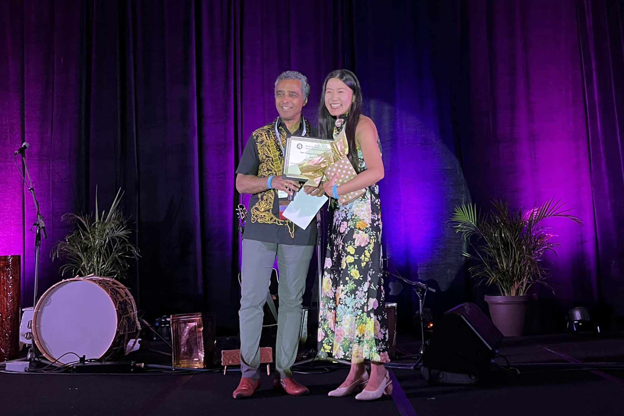 Mung Yan Lin, MD, accepting Best Abstract by a Resident at NANOS 2024
