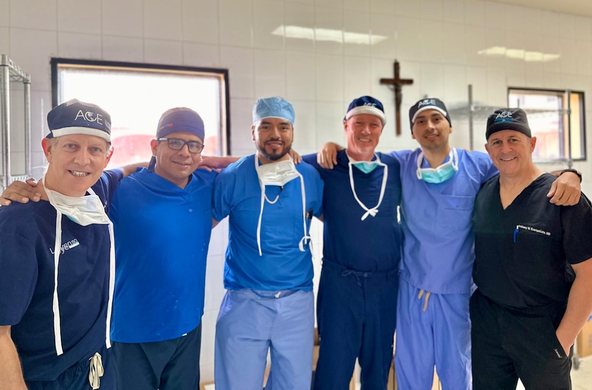 Emory Eye Center alum, Dr. Jeff Levinson, mentoring three of our fellows from Bolivia, Argentina and Mexico.