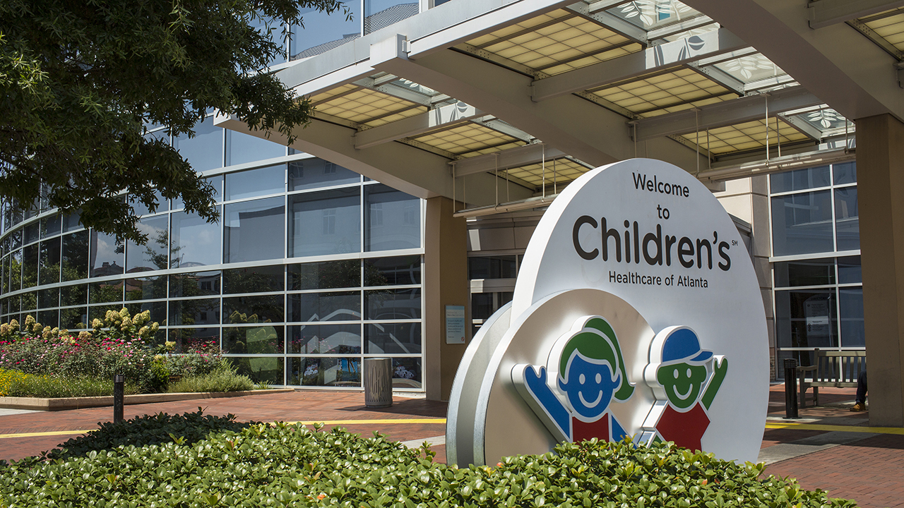 childrens hospital made of glass and metal with bright colored sign saying Children's Healthcare of Atlanta