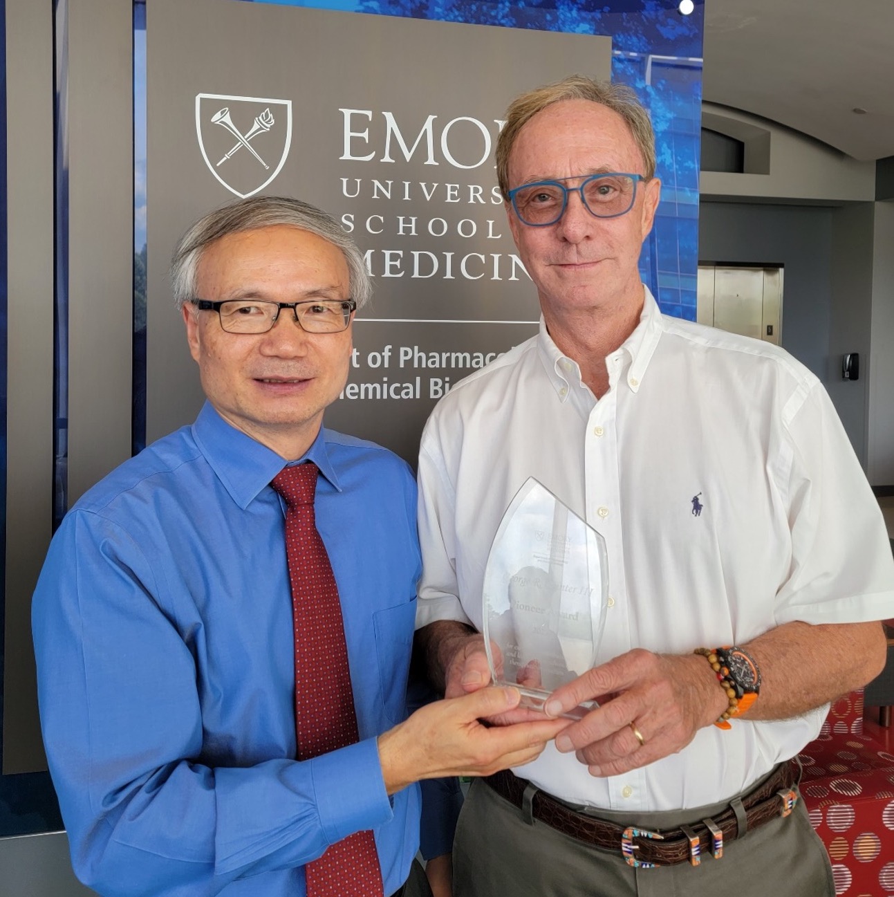 Dr. Fu presenting Dr. Painter with award