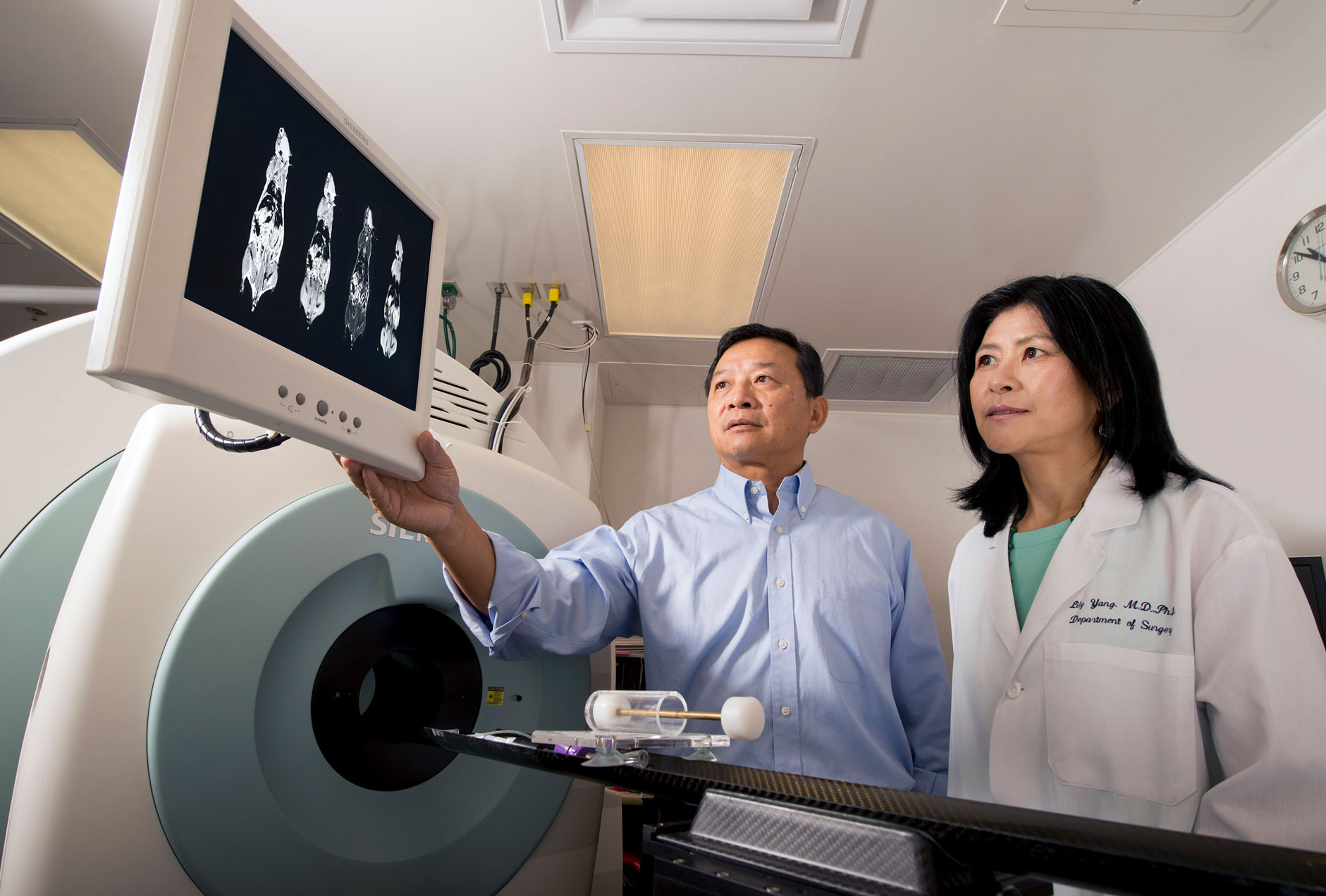 Emory researchers Lily Yang and Hui Mao.